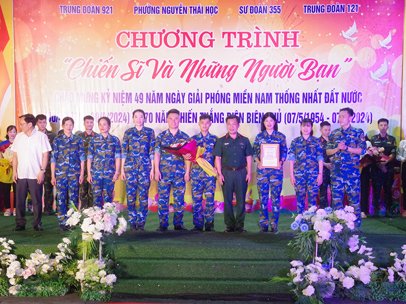 Trung đoàn 921 giành giải nhất Chương trình “Chiến sĩ và những người bạn” do phường Nguyễn Thái Học, TP Yên Bái tổ chức