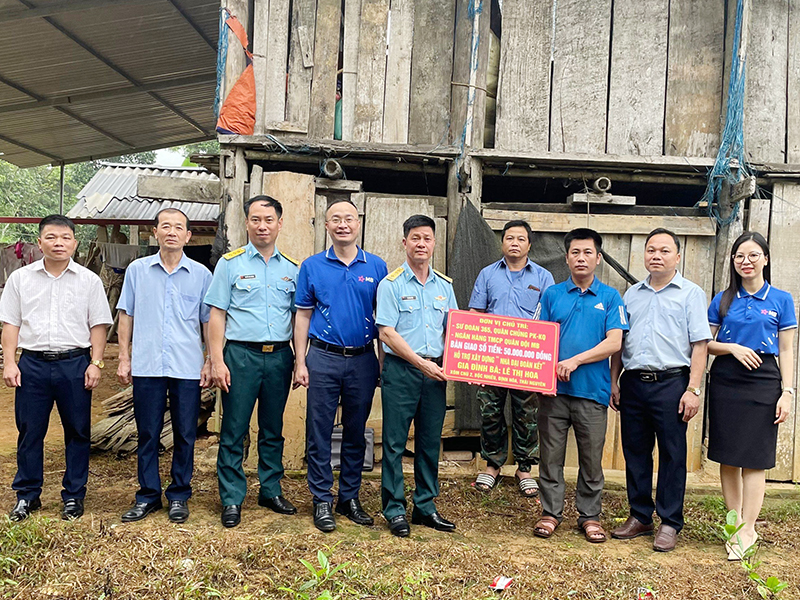 Sư đoàn 365 trao tiền hỗ trợ xây dựng “Nhà đại đoàn kết” tại tỉnh Thái Nguyên