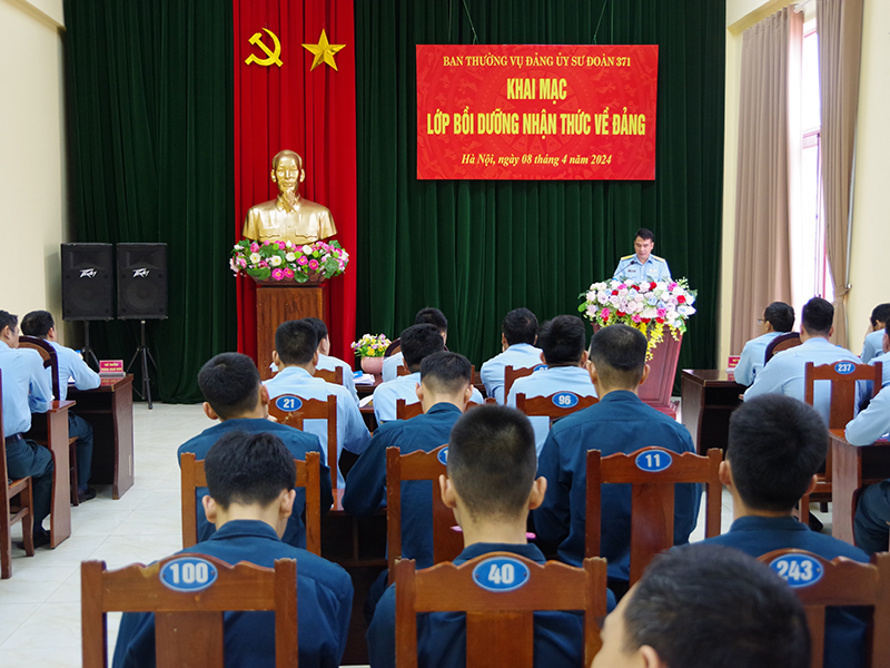 Sư đoàn 371 tổ chức lớp bồi dưỡng nhận thức về đảng cho 32 quần chúng ưu tú