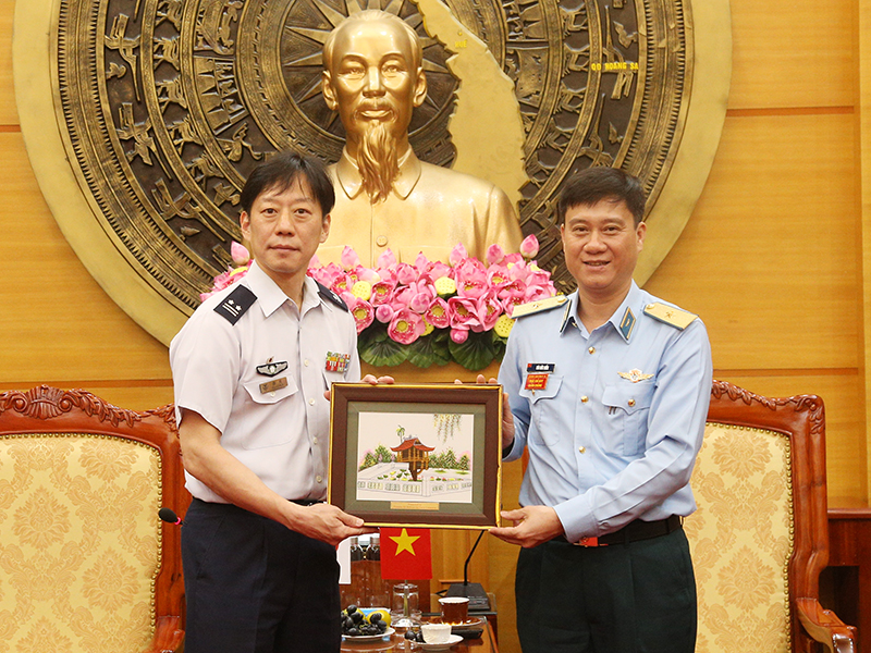 Thủ trưởng Bộ Tư lệnh Quân chủng Phòng không - Không quân tiếp xã giao Đoàn công tác Bộ Quốc phòng Nhật Bản