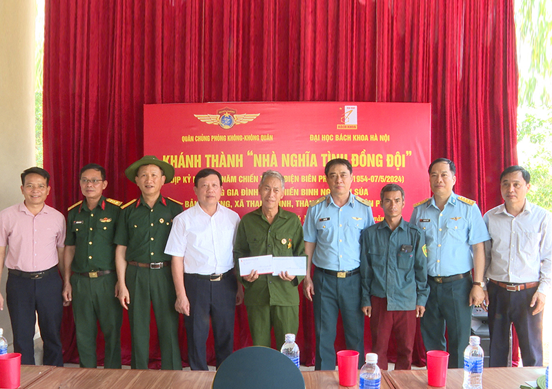 Quân chủng Phòng không - Không quân làm công tác dân vận tại xã Thanh Minh, thành phố Điện Biên Phủ, tỉnh Điện Biên