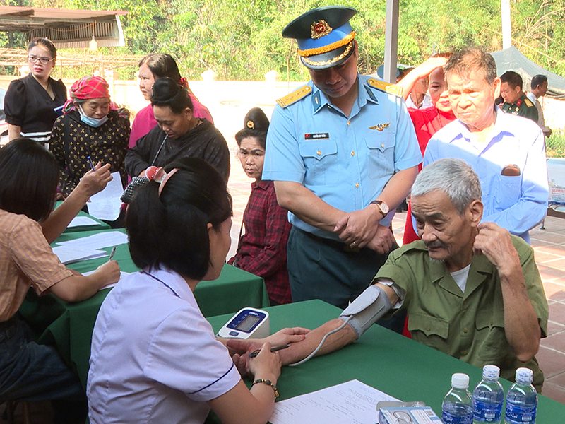 Quân chủng Phòng không - Không quân làm công tác dân vận tại xã Thanh Minh, thành phố Điện Biên Phủ, tỉnh Điện Biên