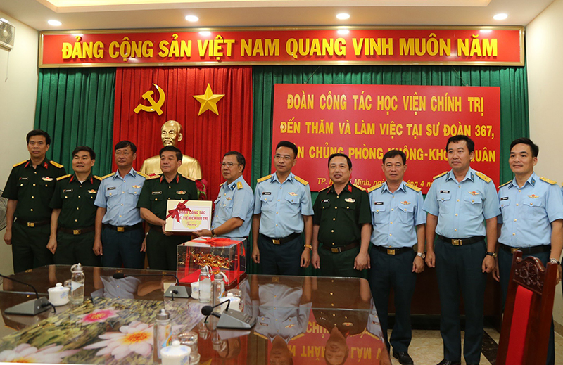 Đoàn công tác Học viện Chính trị, Bộ Quốc phòng thăm và làm việc tại Sư đoàn 367