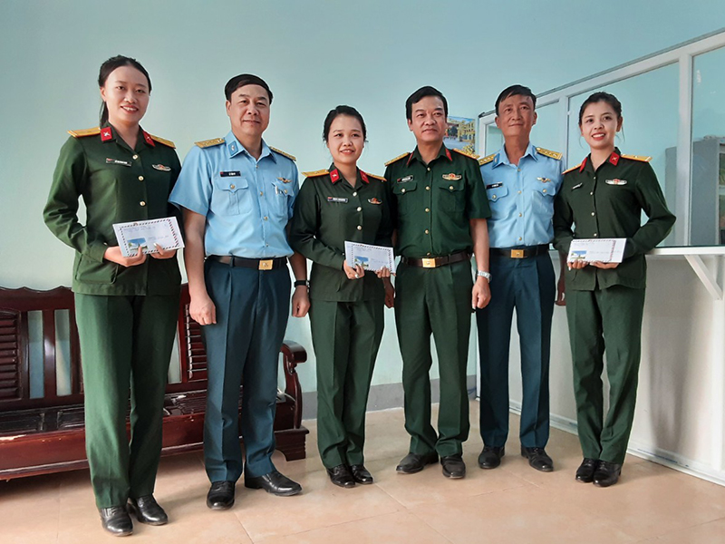 Sư đoàn 371 động viên, tặng quà các nữ quân nhân tham gia luyện tập kỷ niệm 70 năm Chiến thắng Điện Biên Phủ