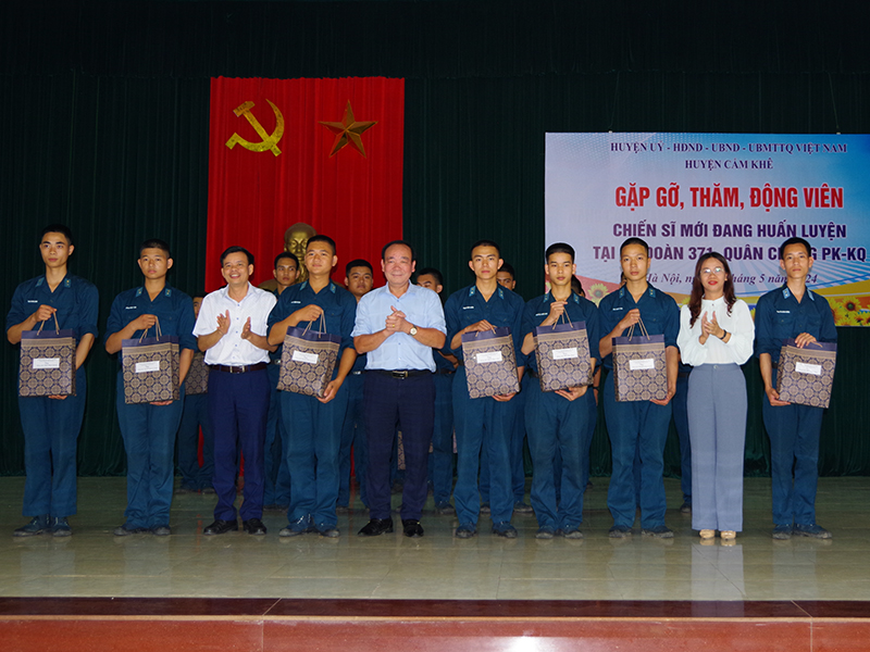 Huyện Cẩm Khê, tỉnh Phú Thọ thăm hỏi, động viên chiến sĩ mới tại Tiểu đoàn Huấn luyện chiến sĩ mới, Sư đoàn 371