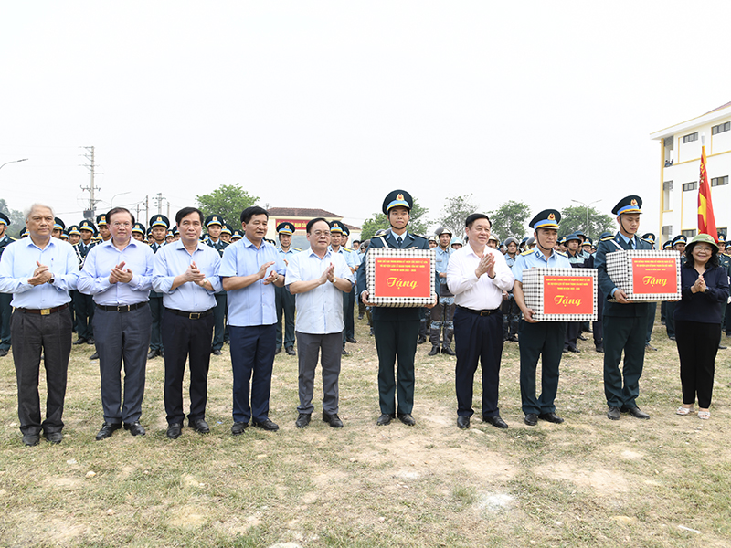 Đồng chí Nguyễn Trọng Nghĩa - Trưởng Ban Tuyên giáo Trung ương thăm, tặng quà cán bộ chiến sĩ Quân chủng PK-KQ luyện tập kỷ niệm 70 năm Chiến thắng Điên Biên Phủ