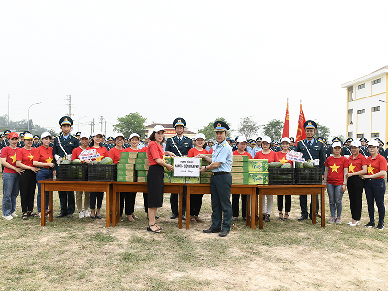 Đồng chí Nguyễn Trọng Nghĩa - Trưởng Ban Tuyên giáo Trung ương thăm, tặng quà cán bộ chiến sĩ Quân chủng PK-KQ luyện tập kỷ niệm 70 năm Chiến thắng Điên Biên Phủ