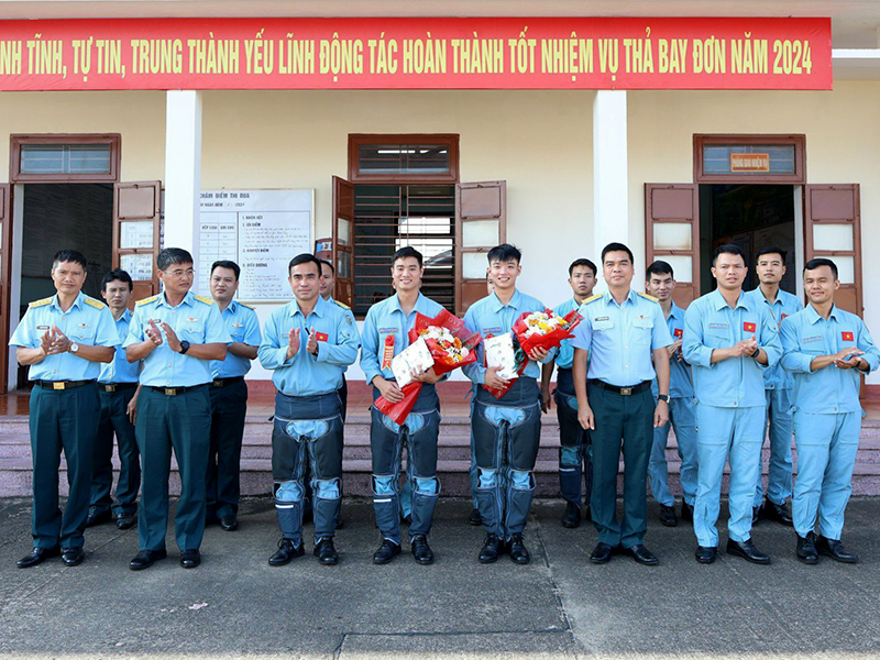 Trung đoàn 940 thả đơn thành công 2 học viên trên khí tài Yak-130