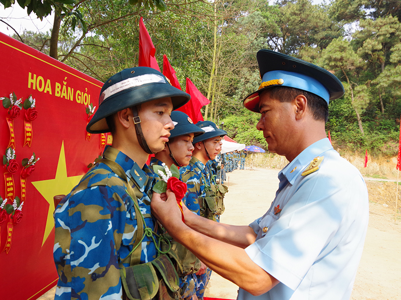 Chiến sĩ mới Sư đoàn 371 thực hành “3 tiếng nổ” đạt kết quả tốt