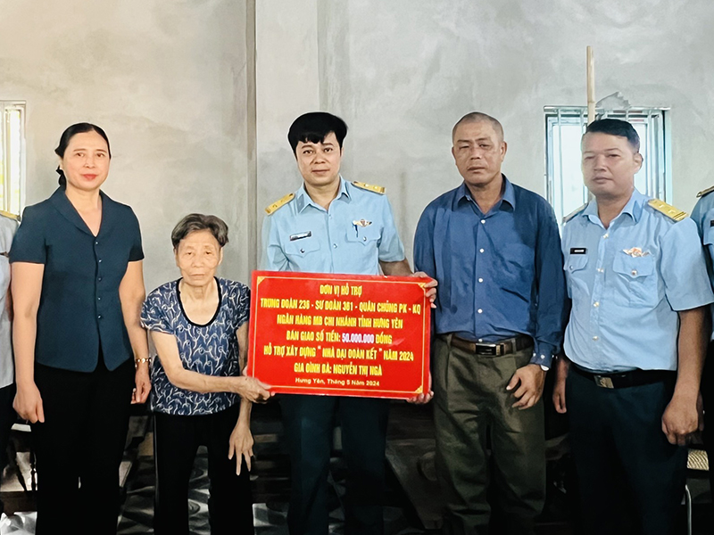 Trung đoàn 236 bàn giao kinh phí hỗ trợ xây “Nhà Đại đoàn kết” cho các gia đình chính sách trên địa bàn TP Hà Nội và tỉnh Hưng Yên