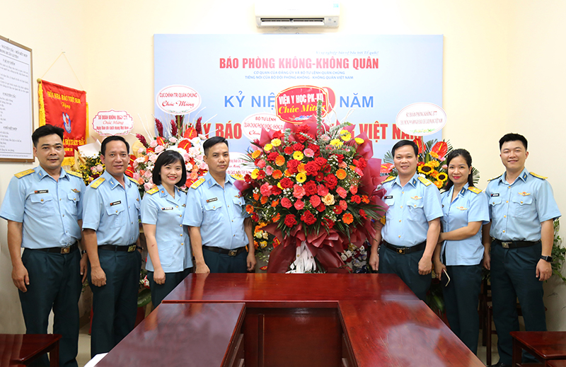 Thiếu tướng Hoàng Văn Lâu - Chủ nhiệm Chính trị Quân chủng chúc mừng Báo Phòng không - Không quân nhân Ngày Báo chí Cách mạng Việt Nam 21-6