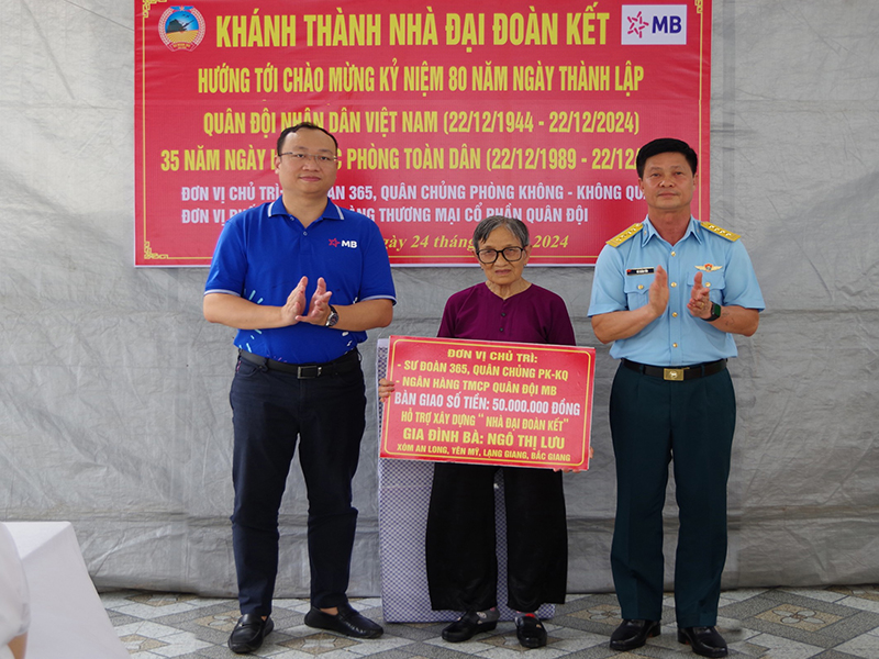 Sư đoàn 365 khánh thành và bàn giao “Nhà đại đoàn kết” tặng gia đình chính sách trên địa bàn tỉnh Bắc Giang