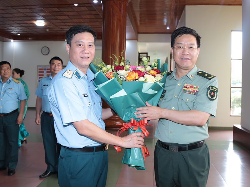 Đoàn cán bộ, học viên Đại học Quốc phòng Trung Quốc thăm Quân chủng