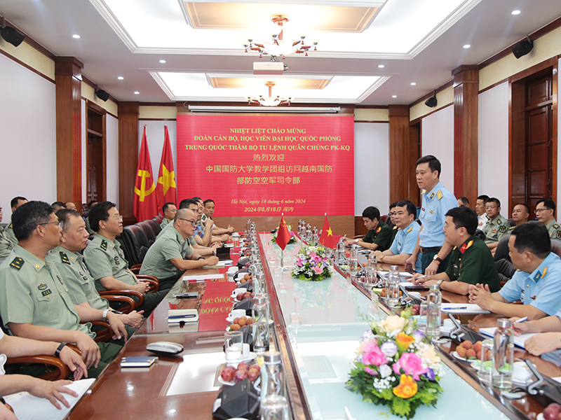 Đoàn cán bộ, học viên Đại học Quốc phòng Trung Quốc thăm Quân chủng