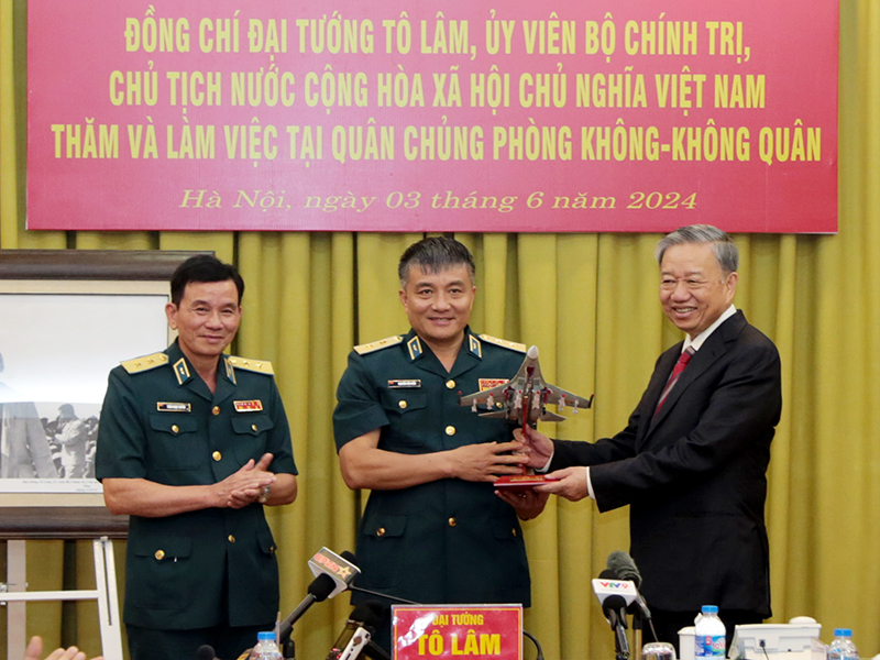Chủ tịch Nước Tô Lâm thăm và làm việc tại Quân chủng Phòng không - Không quân