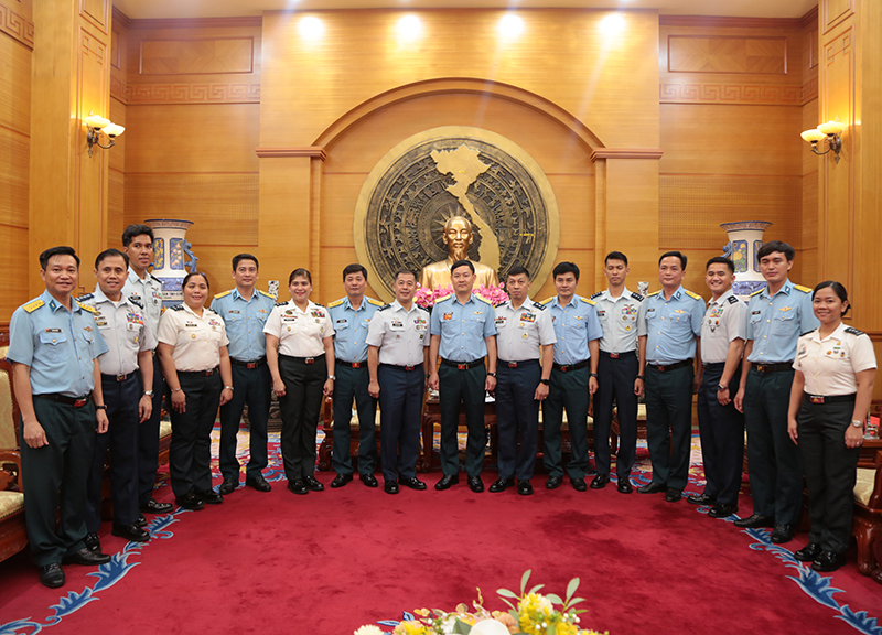 Thủ trưởng Bộ Tư lệnh Quân chủng Phòng không - Không quân tiếp xã giao Đoàn chuyên viên và Đoàn sĩ quan trẻ lực lượng Không quân Philippines