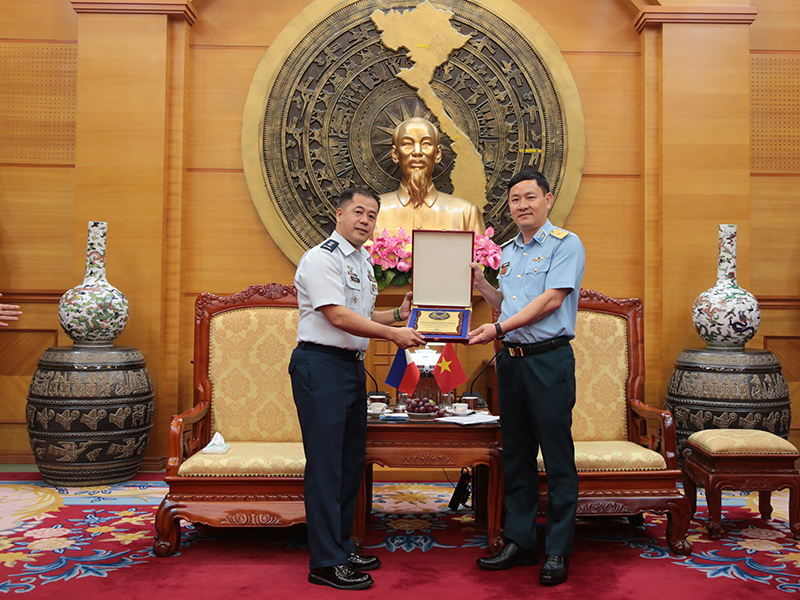 Thủ trưởng Bộ Tư lệnh Quân chủng Phòng không - Không quân tiếp xã giao Đoàn chuyên viên và Đoàn sĩ quan trẻ lực lượng Không quân Philippines