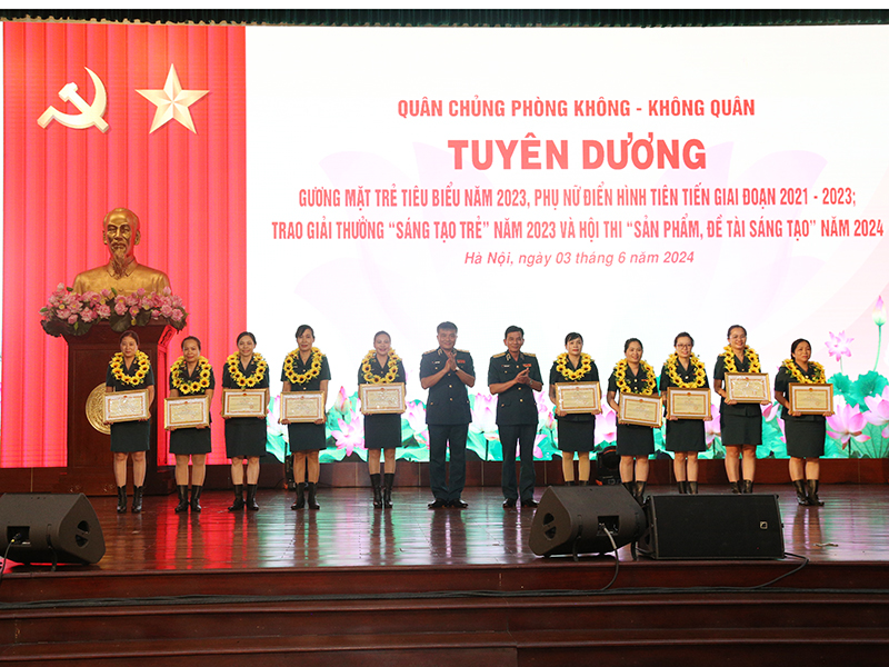 Tuyên dương những “ngôi sao quyết thắng” trong công tác quần chúng của Quân chủng Phòng không - Không quân