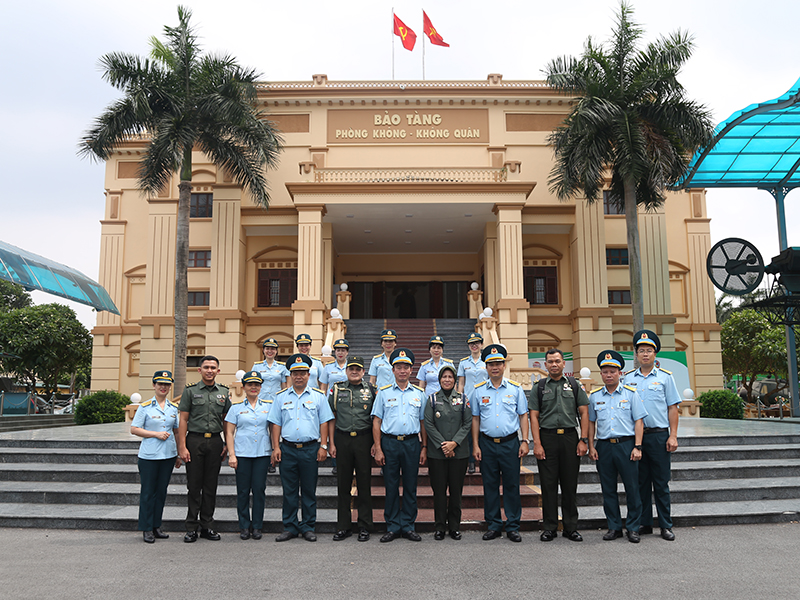 Đoàn cán bộ Quân đội Indonesia đến thăm và làm việc tại Bảo tàng Phòng không - Không quân