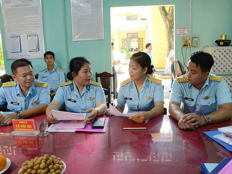 Quân chủng Phòng không - Không quân kiểm tra thực hiện Quy chế DCCS; công tác DS, GĐ&TE; công tác VSTBPN ở các đơn vị khu vực Miền Trung