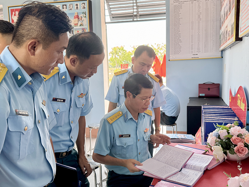 Quân chủng Phòng không - Không quân kiểm tra thực hiện Quy chế DCCS; công tác DS, GĐ&TE; công tác VSTBPN ở các đơn vị khu vực Miền Trung