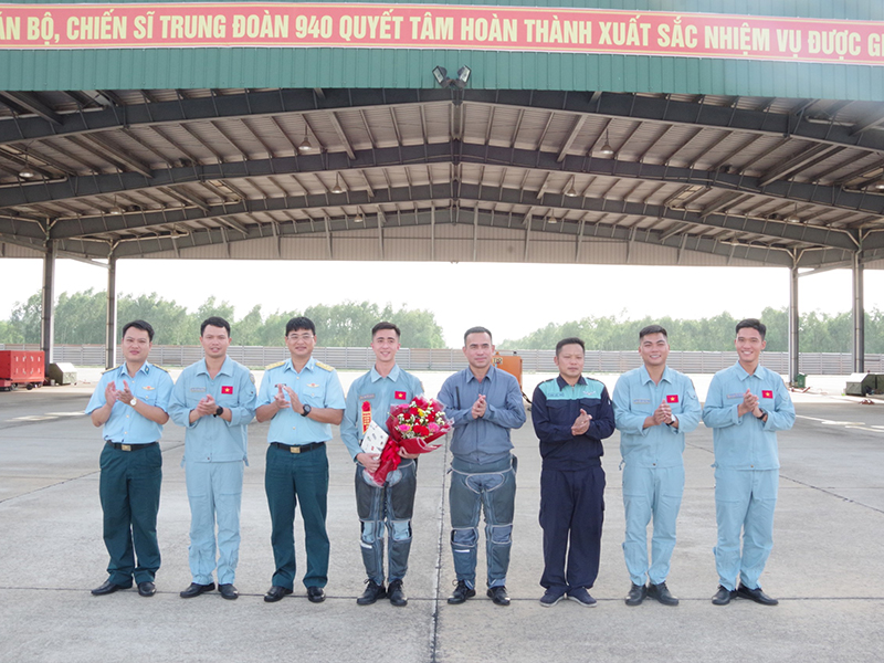 Trung đoàn 940 hoàn thành kế hoạch thả bay đơn cho học viên phi công quân sự khóa 48 trên máy bay YAK-130