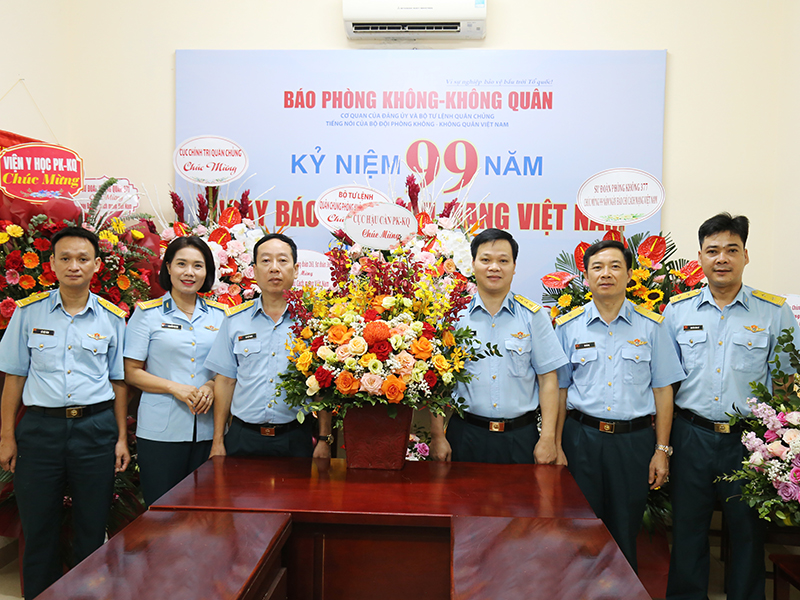 Thiếu tướng Hoàng Văn Lâu - Chủ nhiệm Chính trị Quân chủng chúc mừng Báo Phòng không - Không quân nhân Ngày Báo chí Cách mạng Việt Nam 21-6