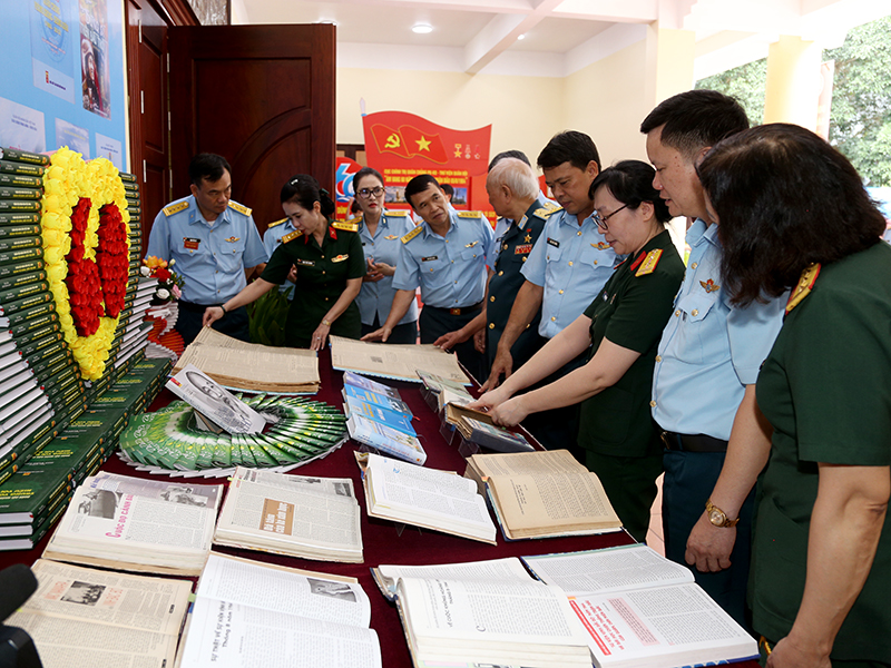 Chương trình trưng bày sách và giao lưu, tọa đàm với chủ đề “Sức mạnh làm nên chiến thắng”