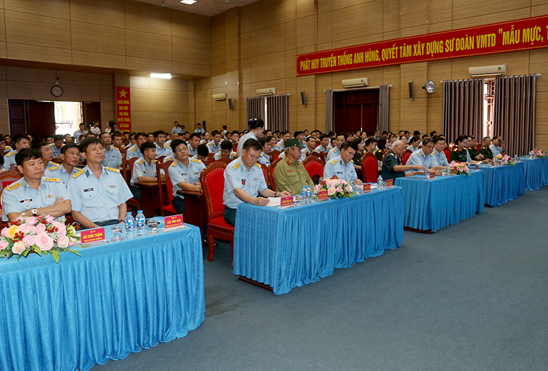 Chương trình trưng bày sách và giao lưu, tọa đàm với chủ đề “Sức mạnh làm nên chiến thắng”