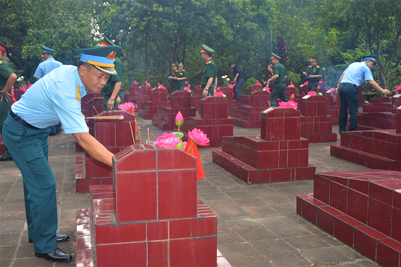 Trung đoàn Không quân 916 tổ chức nhiều hoạt động tri ân nhân kỷ niệm 77 năm Ngày Thương binh - Liệt sĩ