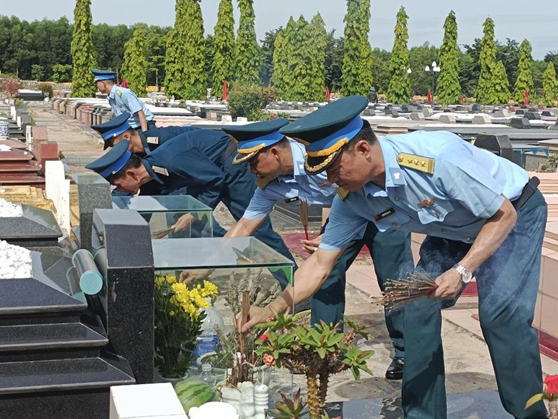 Thăm tặng quà các gia đình chính sách và người có công trên địa bàn đóng quân