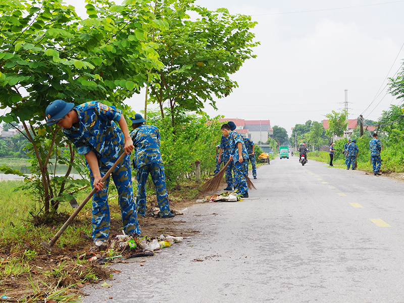 Trung đoàn 64 hành quân dã ngoại làm công tác dân vận trên địa bàn xã Đông Phương Yên, huyện Chương Mỹ, TP Hà Nội