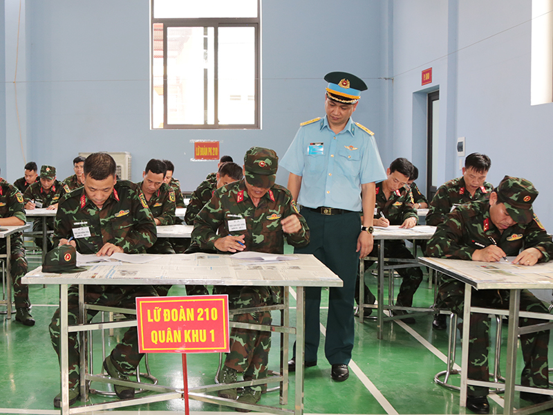 “Sát hạch” toàn diện, nâng cao trình độ kíp chiến đấu sở chỉ huy Lữ đoàn Phòng không