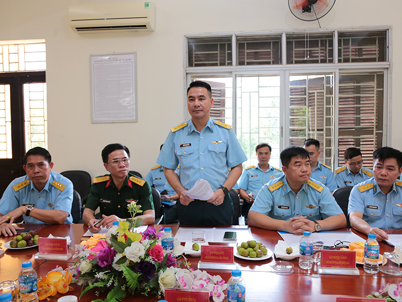 Đoàn cán bộ Chính sách QĐND Lào thăm Trung đoàn Không quân 916