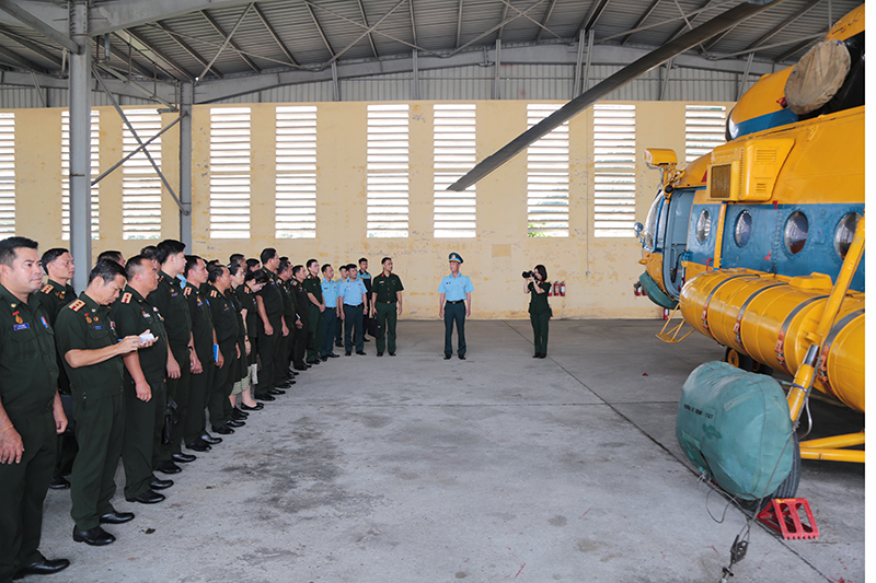 Đoàn cán bộ Chính sách QĐND Lào thăm Trung đoàn Không quân 916