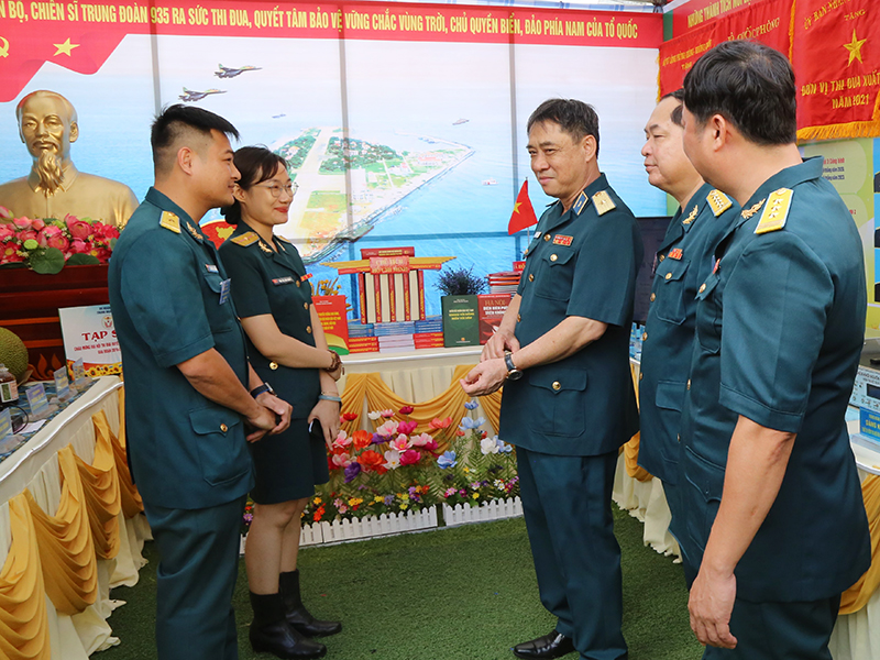 Thi đua nâng cao chất lượng sẵn sàng chiến đấu, huấn luyện bay, bảo đảm an toàn bay