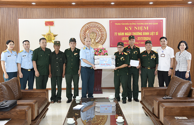 Quân chủng Phòng không - Không quân thăm, tặng quà các trung tâm điều dưỡng thương binh