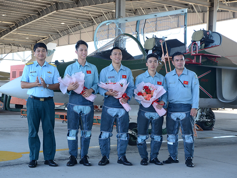 Trung đoàn 940 thả bay đơn thành công cho 6 phi công chuyển loại Khóa 47 trên khí tài Yak-130