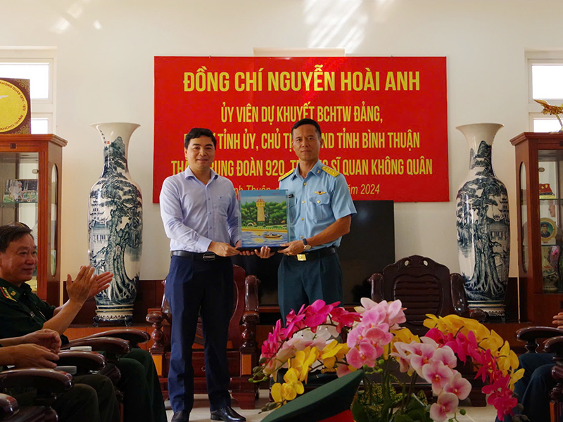 Đồng chí Nguyễn Hoài Anh - Bí thư Tỉnh ủy, Chủ tịch HĐND tỉnh Bình Thuận thăm Trung đoàn Không quân 920