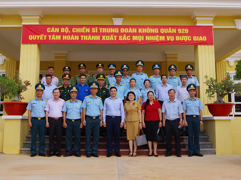 Đồng chí Nguyễn Hoài Anh - Bí thư Tỉnh ủy, Chủ tịch HĐND tỉnh Bình Thuận thăm Trung đoàn Không quân 920