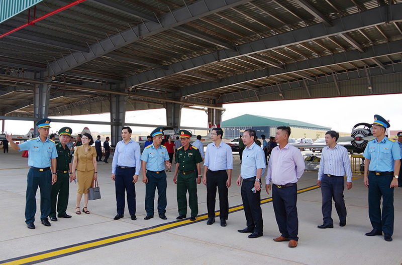 Đồng chí Nguyễn Hoài Anh - Bí thư Tỉnh ủy, Chủ tịch HĐND tỉnh Bình Thuận thăm Trung đoàn Không quân 920