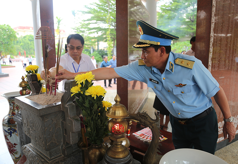 Lớp bồi dưỡng, cập nhật kiến thức, kỹ năng đối với cán bộ quy hoạch Ủy viên BCH TW Đảng (khóa XIV), lớp thứ Nhất tham quan Quân chủng PK-KQ