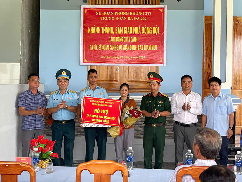 Trung đoàn 292 khánh thành và bàn giao “Nhà đồng đội” tặng gia đình Đại úy A Danh