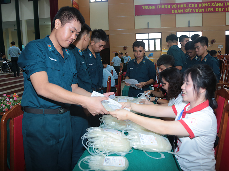 Tuổi trẻ Trường Cao đẳng Kỹ thuật PK-KQ tổ chức Ngày hội hiến máu tình nguyện năm 2024