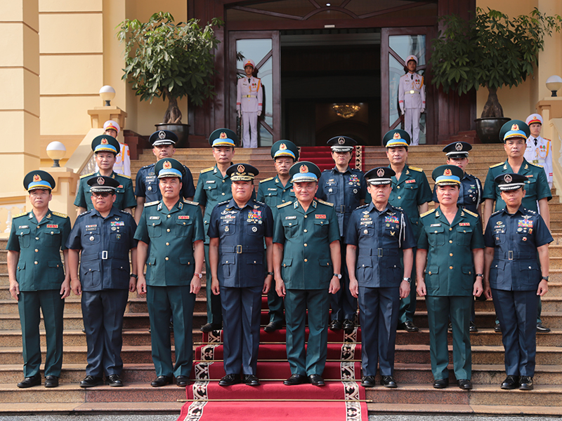 Tư lệnh Không quân Phi-líp-pin thăm và làm việc tại Quân chủng Phòng không - Không quân