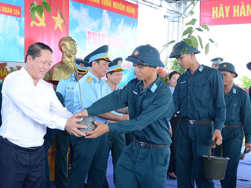 Trung đoàn 224 tổ chức phát động trồng cây  “vì thành phố xanh - môi trường thân thiện”