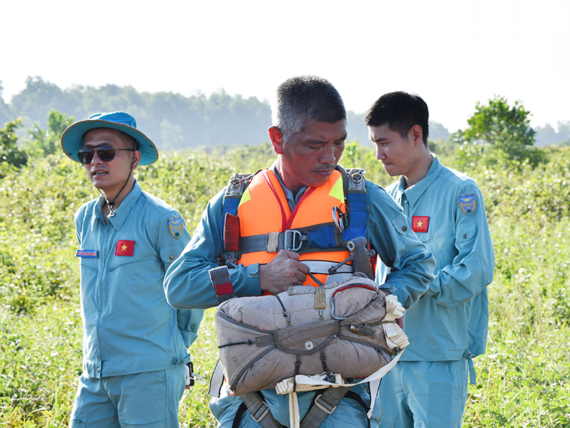 Trung tâm Quốc gia Huấn luyện và Tìm kiếm cứu nạn đường không huấn luyện thành công nội dung nhảy dù tiếp nước