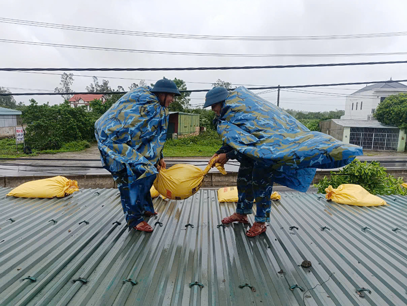 Trạm Ra đa 54 và Trạm Ra đa 56, Trung đoàn 290 giúp nhân dân trên địa bàn phòng, chống bão số 4