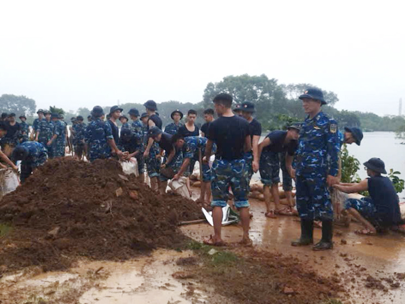 Học viện Phòng không-Không quân giúp dân gia cố sạt lở bờ Sông Tích