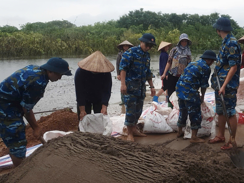 Học viện Phòng không-Không quân giúp dân gia cố sạt lở bờ Sông Tích